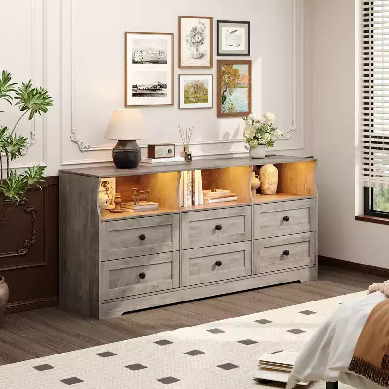 Comò in Legno a 6 Cassetti da 160 cm con Presa di Corrente e Scaffali Aperti, Mobile TV Moderno per Soggiorno e Camera da Letto, Cassettiera