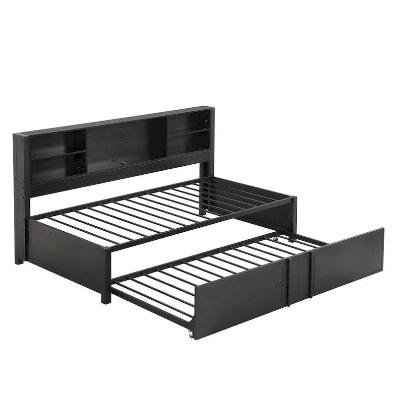 Letto a giorno in metallo matrimoniale con rotelle matrimoniali, mensole portaoggetti, porte USB