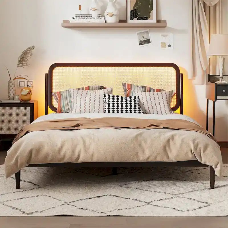 Letto matrimoniale con contenitore in legno e luce LED, testiera in rattan