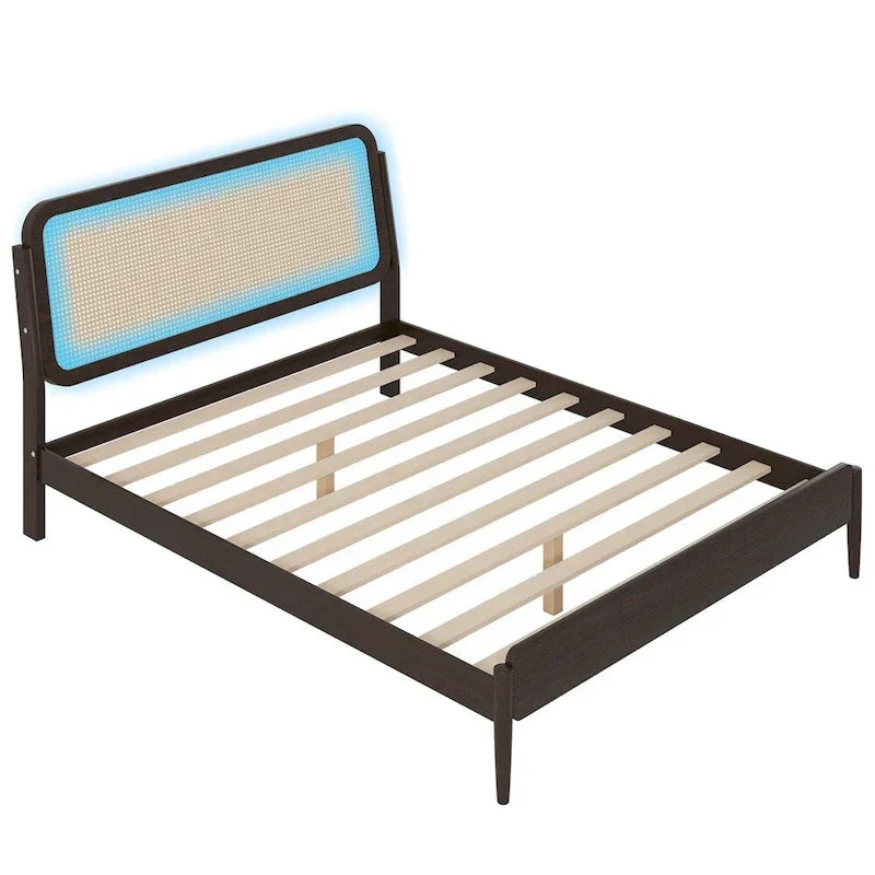 Letto matrimoniale con contenitore in legno e luce LED, testiera in rattan