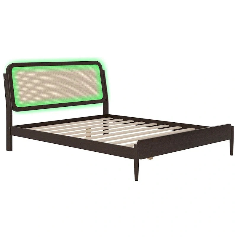 Letto matrimoniale con contenitore in legno e luce LED, testiera in rattan