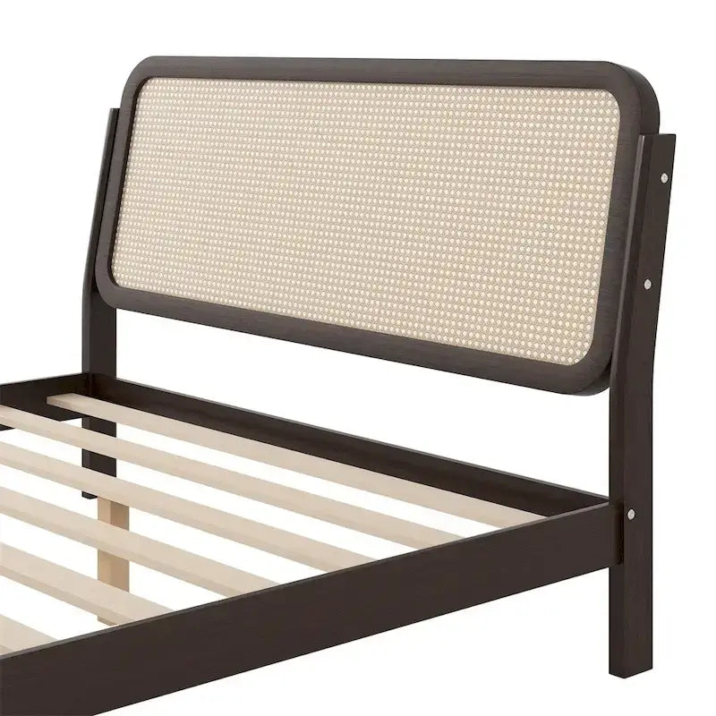 Letto matrimoniale con contenitore in legno e luce LED, testiera in rattan