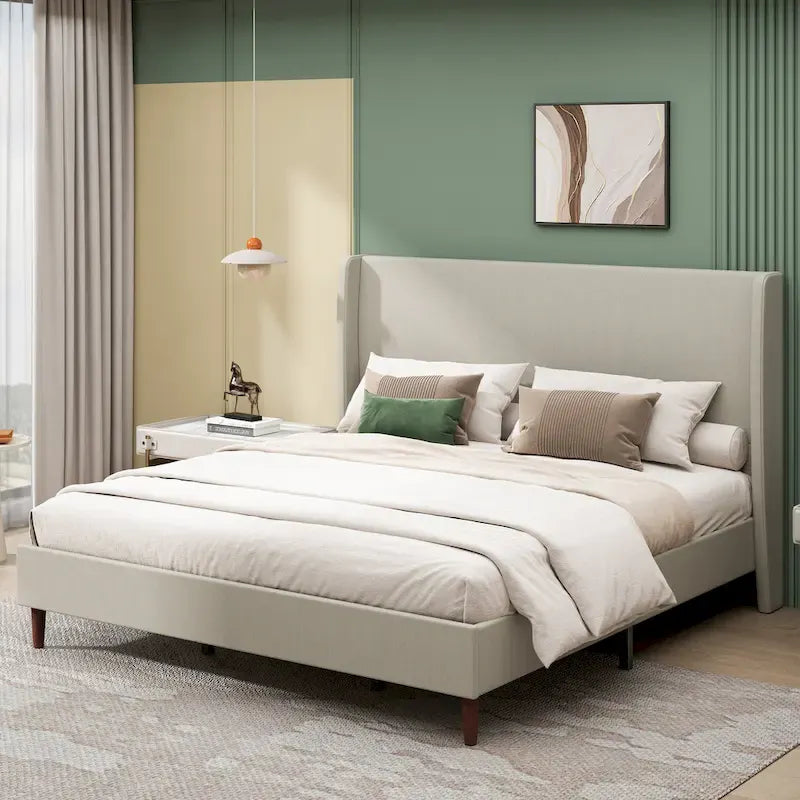 Letto a piattaforma King Size con gambe in legno massello e sistema di supporto a 12 doghe