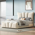 Lit double en velours beige avec tête et pied de lit distinctifs