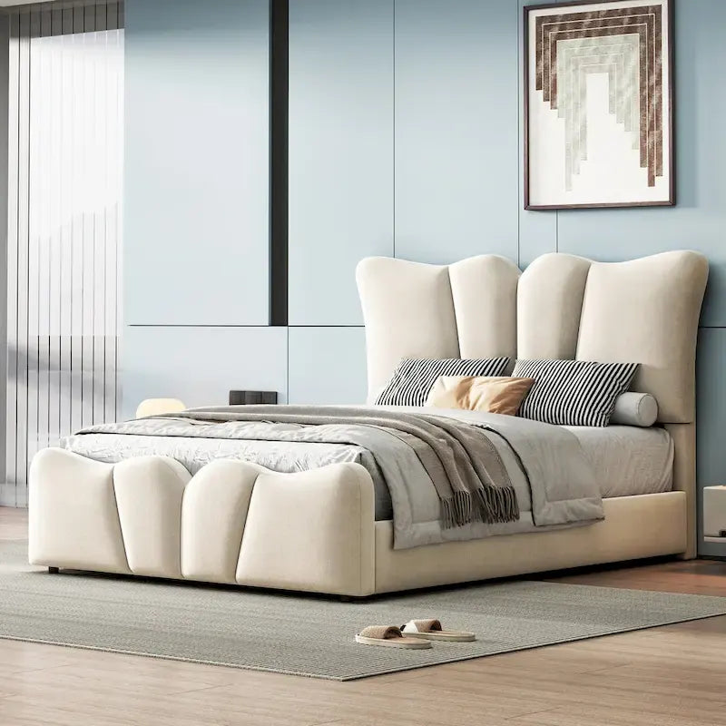 Lit double en velours beige avec tête et pied de lit distinctifs