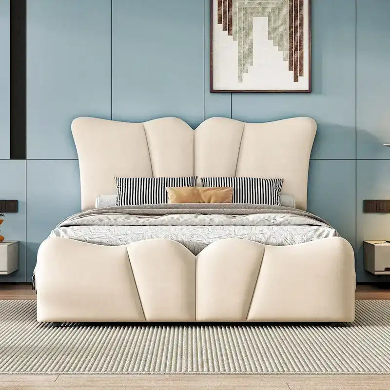 Lit double en velours beige avec tête et pied de lit distinctifs