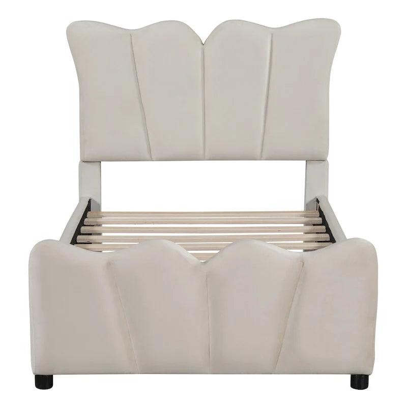 Lit double en velours beige avec tête et pied de lit distinctifs