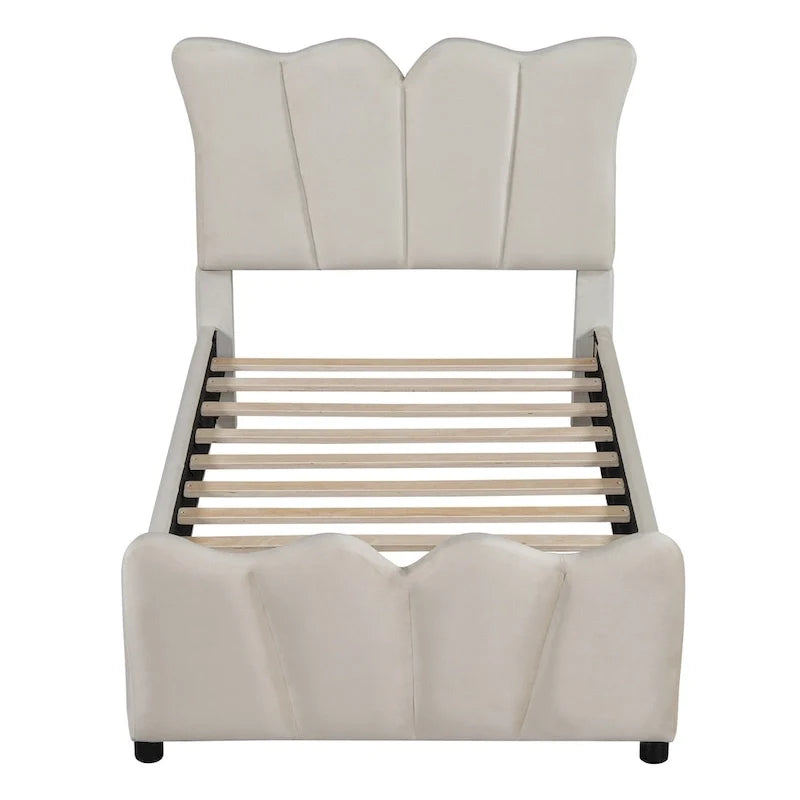 Lit double en velours beige avec tête et pied de lit distinctifs