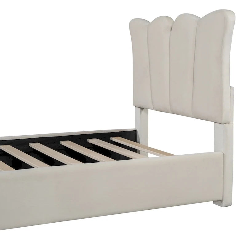Lit double en velours beige avec tête et pied de lit distinctifs