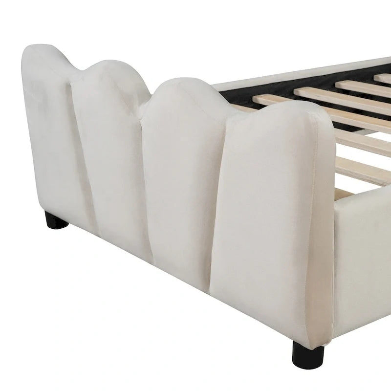 Lit double en velours beige avec tête et pied de lit distinctifs