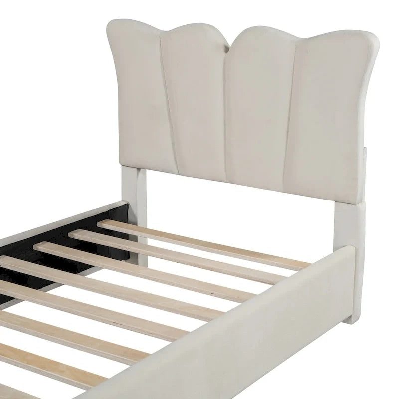 Lit double en velours beige avec tête et pied de lit distinctifs