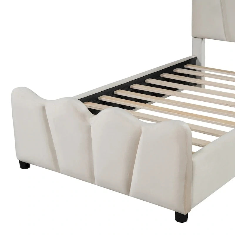 Lit double en velours beige avec tête et pied de lit distinctifs