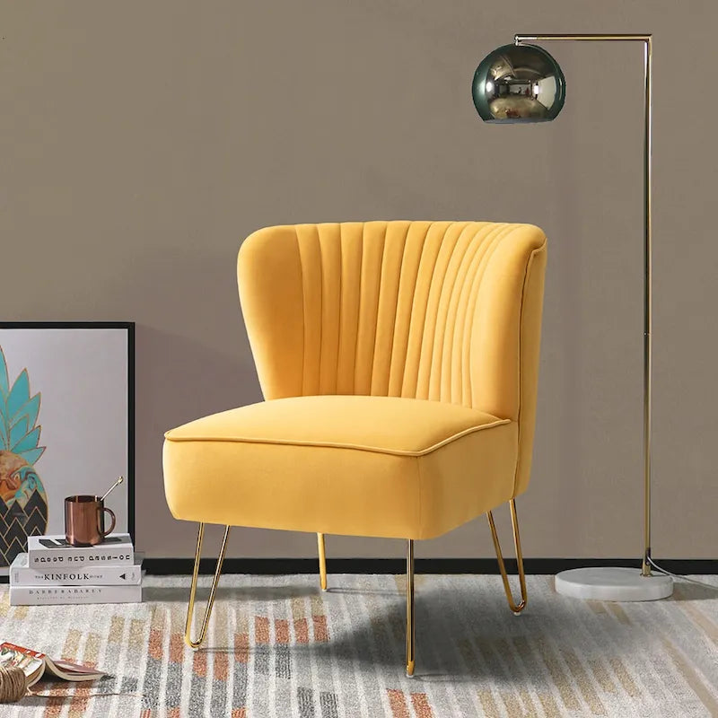 Chaise d'appoint capitonnée en velours moderne Barto avec pieds dorés par HULALA HOME