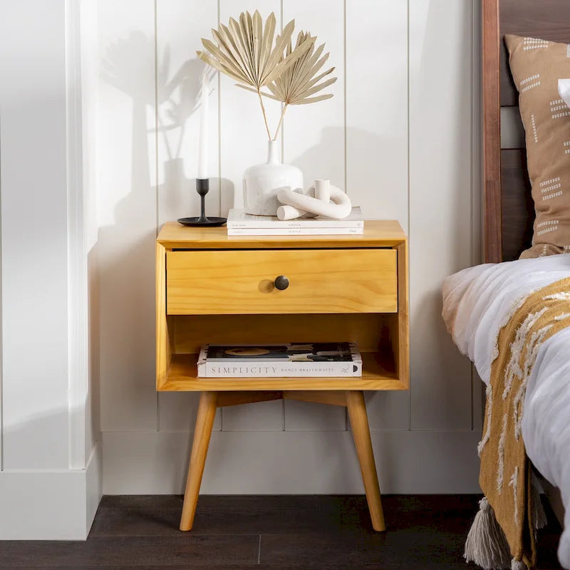 Table de chevet Middlebrook Mid-Century en bois massif avec 1 tiroir et 1 étagère