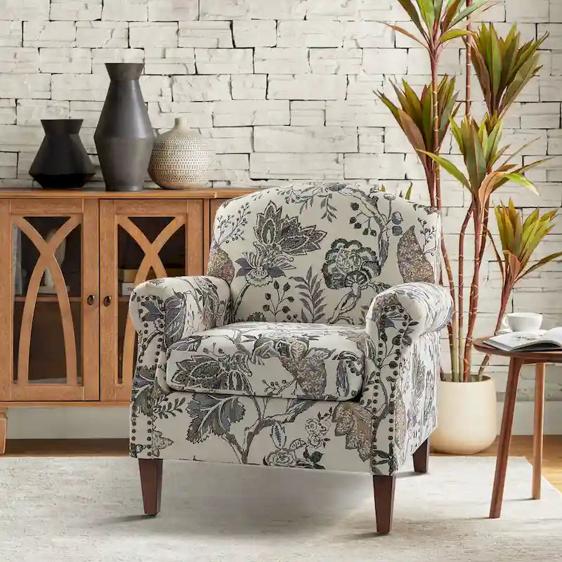 Fauteuil Giampiero en bois rembourré avec clous décoratifs par HULALA HOME