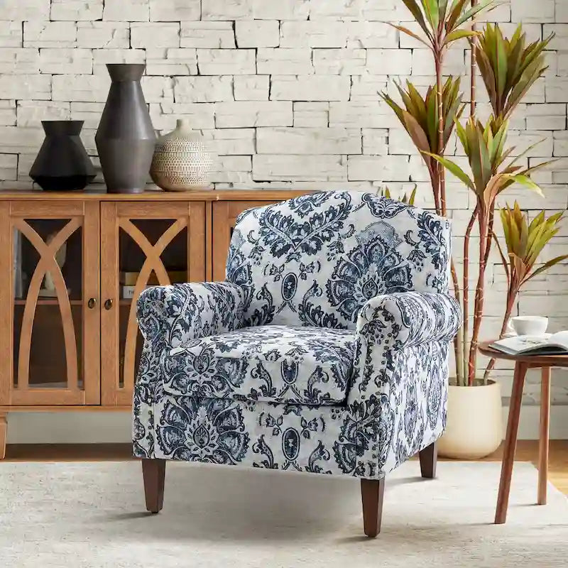 Fauteuil Giampiero en bois rembourré avec clous décoratifs par HULALA HOME