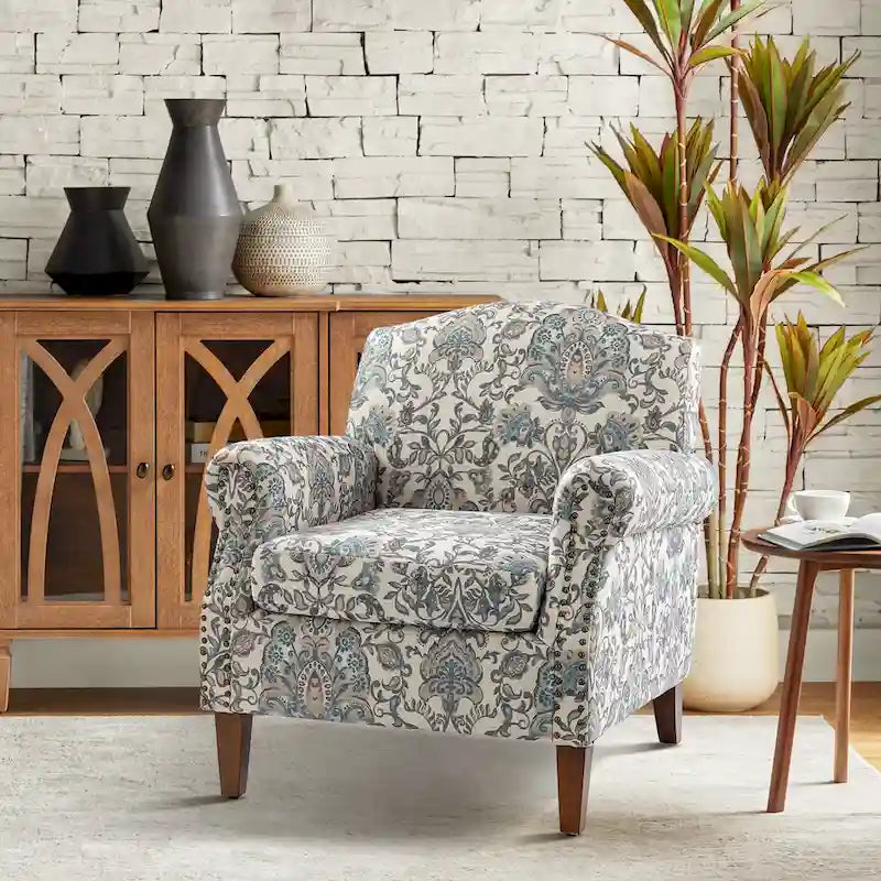 Fauteuil Giampiero en bois rembourré avec clous décoratifs par HULALA HOME