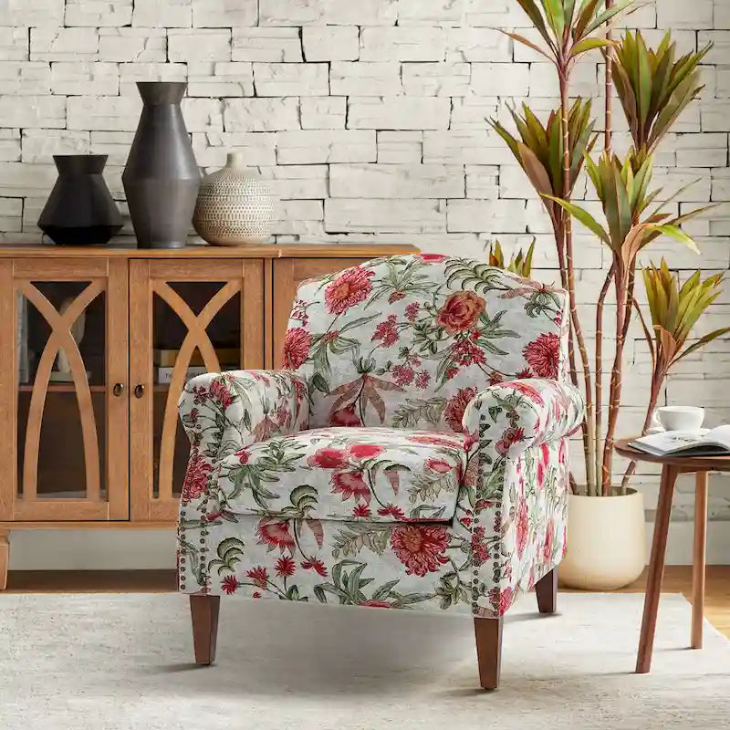 Fauteuil Giampiero en bois rembourré avec clous décoratifs par HULALA HOME