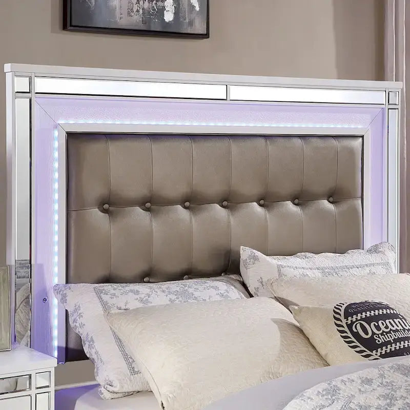 Lit rembourré capitonné en bois massif moderne Derc avec LED par Furniture of America