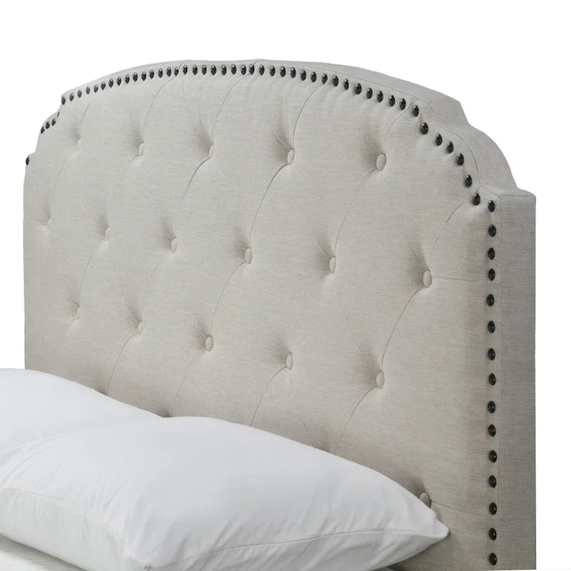 Letto matrimoniale Arin in tessuto beige con bottoni e borchie nere