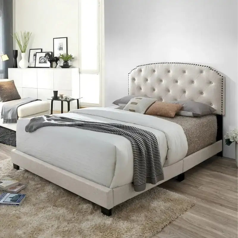 Letto matrimoniale Arin in tessuto beige con bottoni e borchie nere