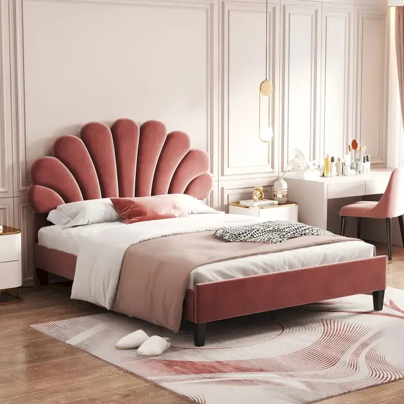 Letto imbottito in velluto con testiera a motivi floreali