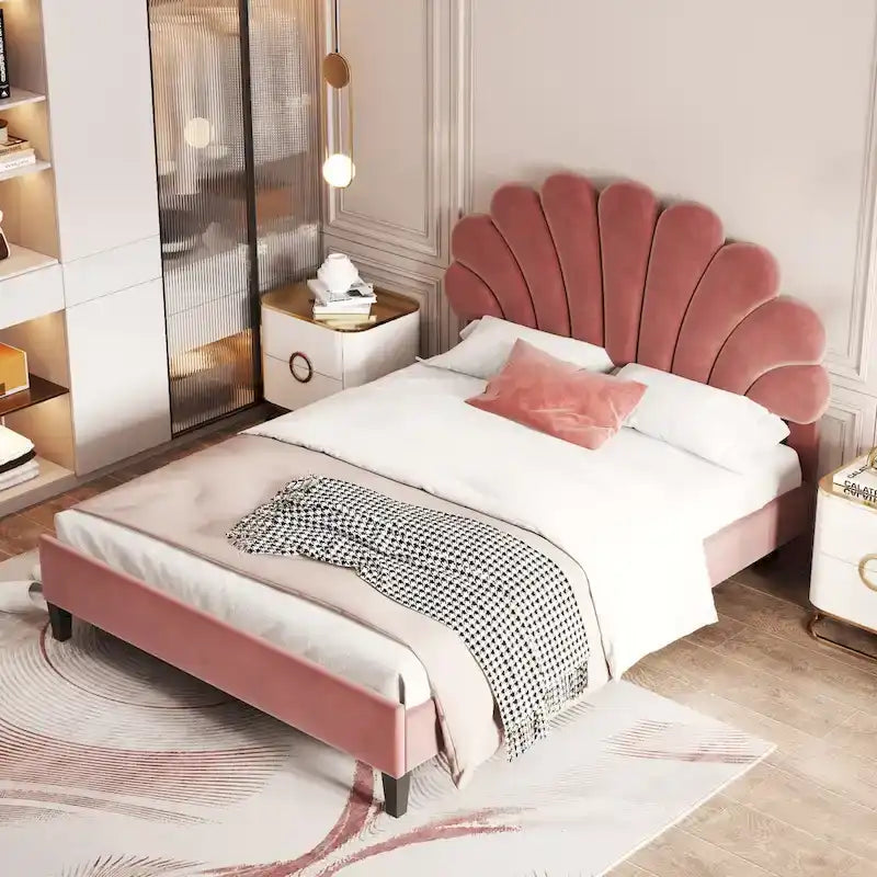Letto imbottito in velluto con testiera a motivi floreali