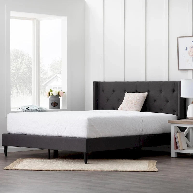 Letto imbottito con testiera ad alette Brookside Isabelle con bottoni trapuntati