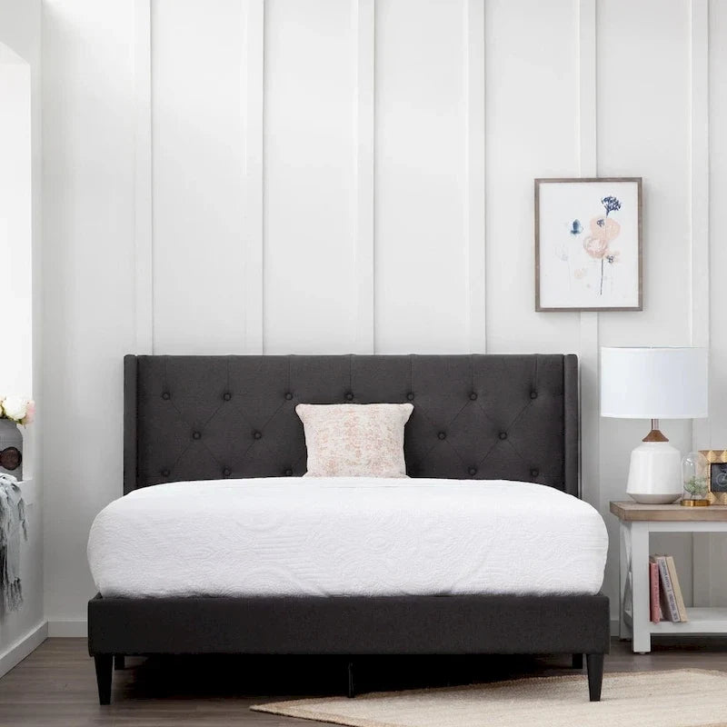 Letto imbottito con testiera ad alette Brookside Isabelle con bottoni trapuntati