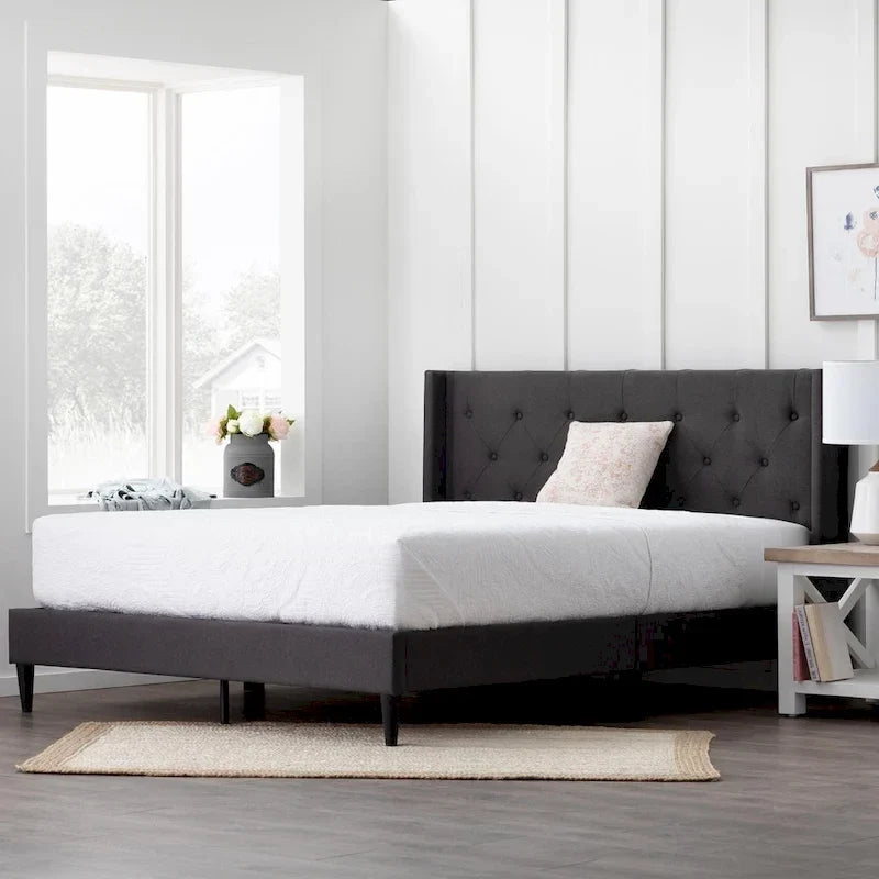 Letto imbottito con testiera ad alette Brookside Isabelle con bottoni trapuntati