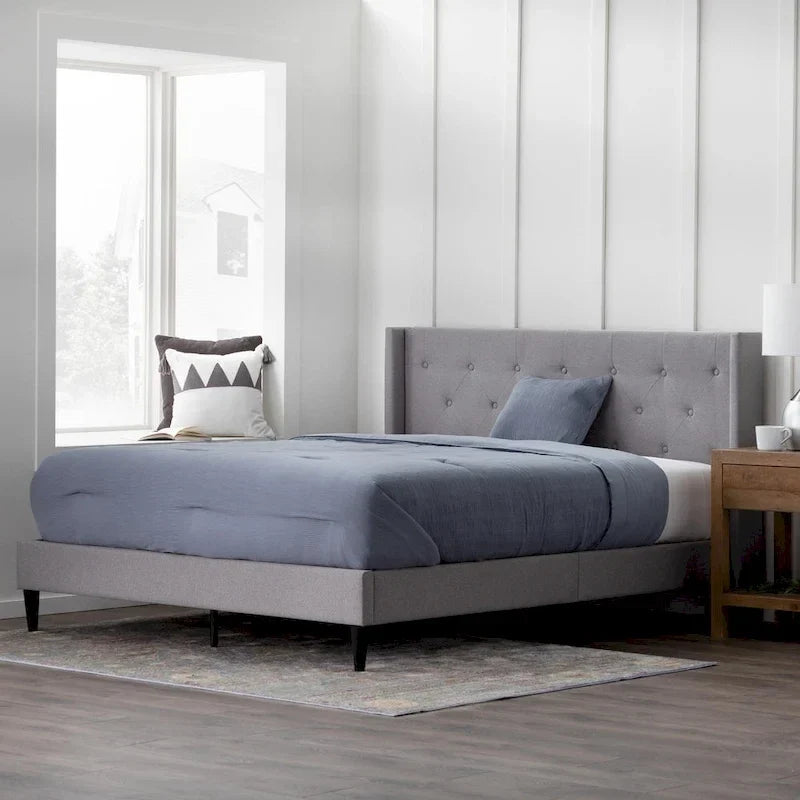 Letto imbottito con testiera ad alette Brookside Isabelle con bottoni trapuntati