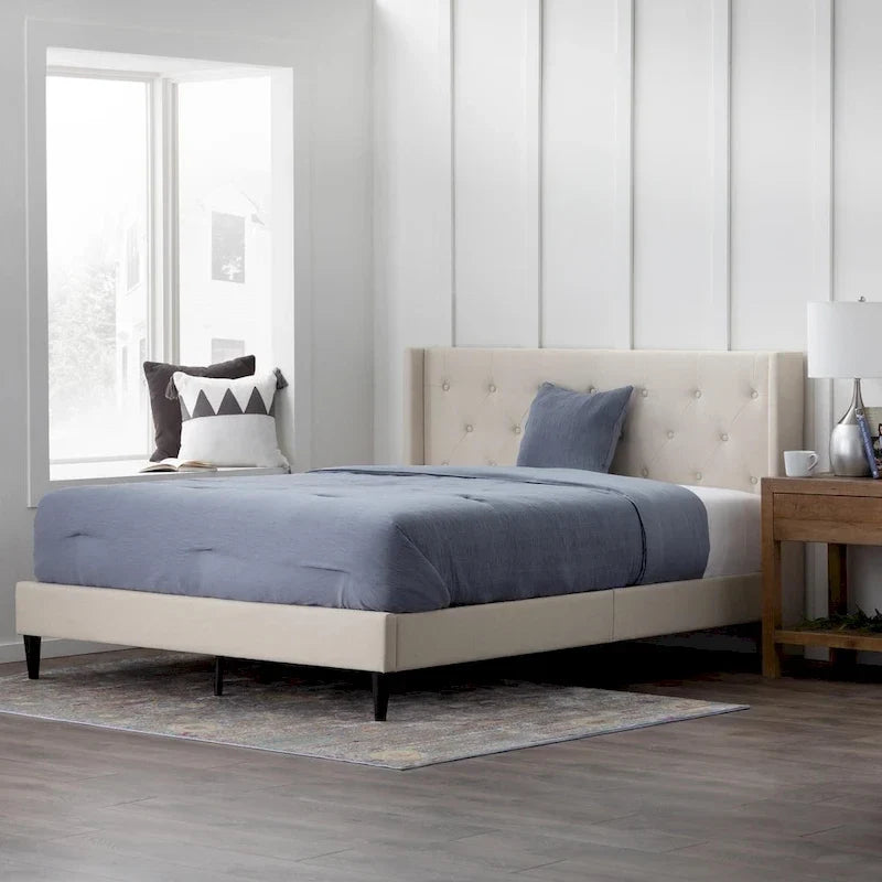 Letto imbottito con testiera ad alette Brookside Isabelle con bottoni trapuntati