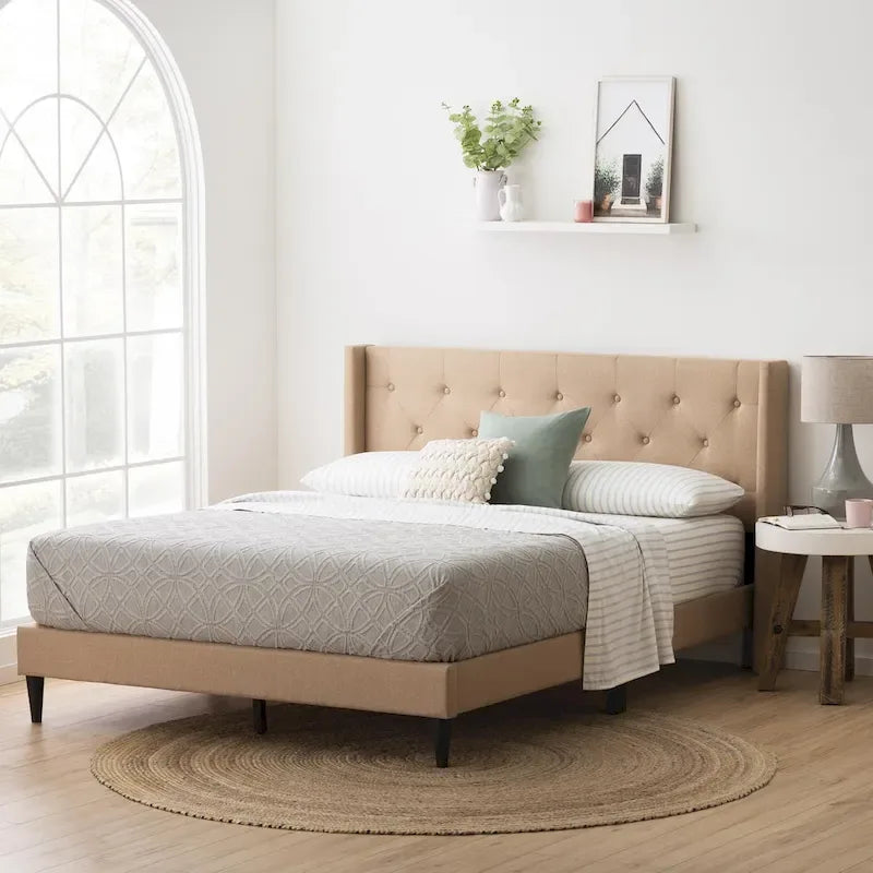 Letto imbottito con testiera ad alette Brookside Isabelle con bottoni trapuntati