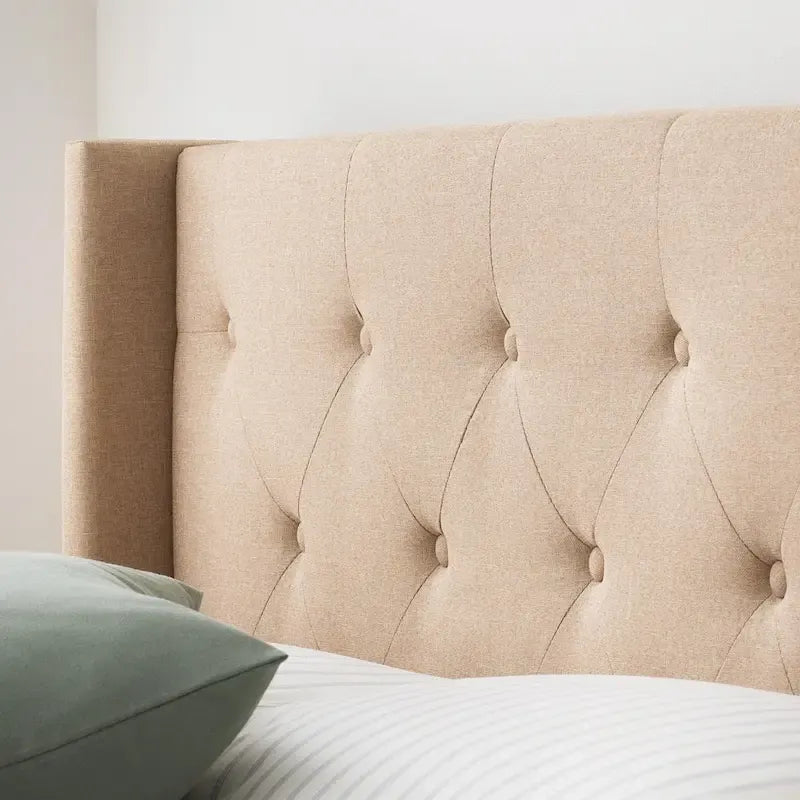 Letto imbottito con testiera ad alette Brookside Isabelle con bottoni trapuntati