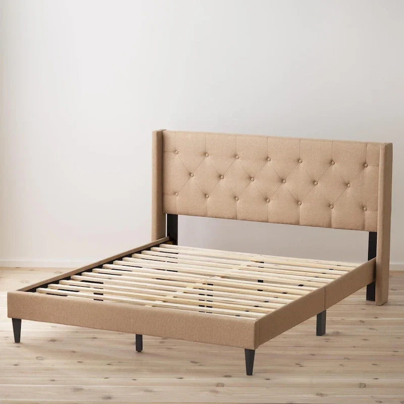 Letto imbottito con testiera ad alette Brookside Isabelle con bottoni trapuntati
