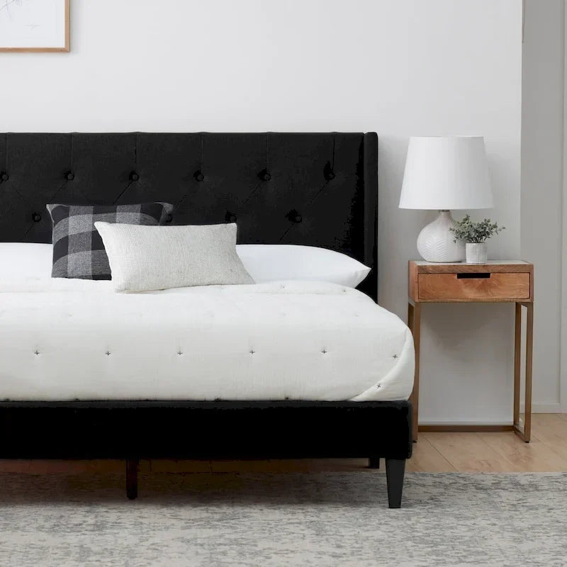 Letto imbottito con testiera ad alette Brookside Isabelle con bottoni trapuntati