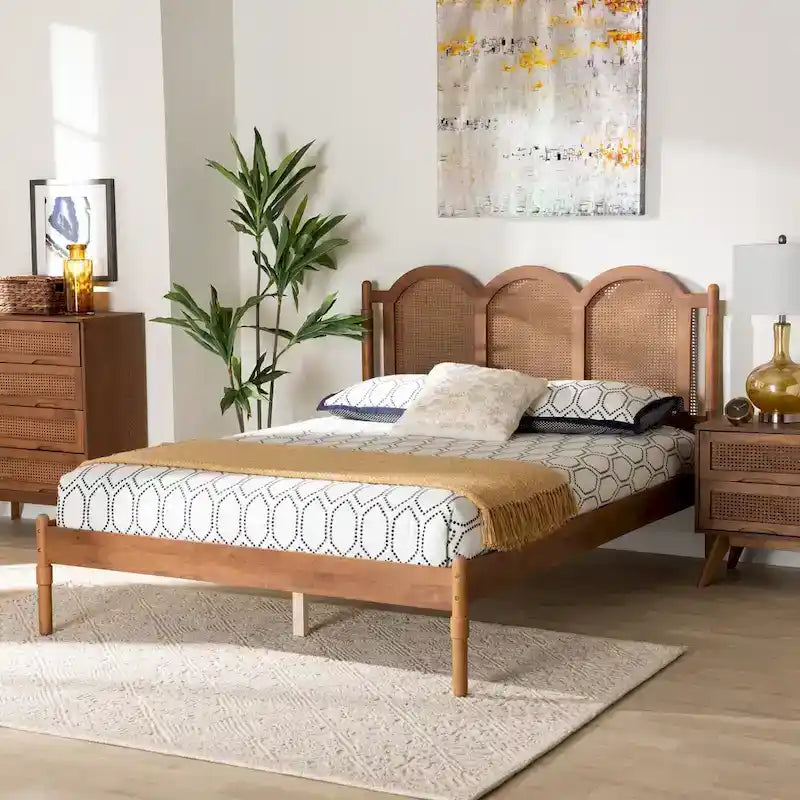 Lit plateforme Queen Size Thatcher en bois marron noyer de style moderne du milieu du siècle avec rotin tressé