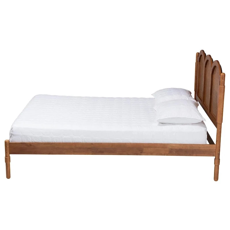 Lit plateforme Queen Size Thatcher en bois marron noyer de style moderne du milieu du siècle avec rotin tressé