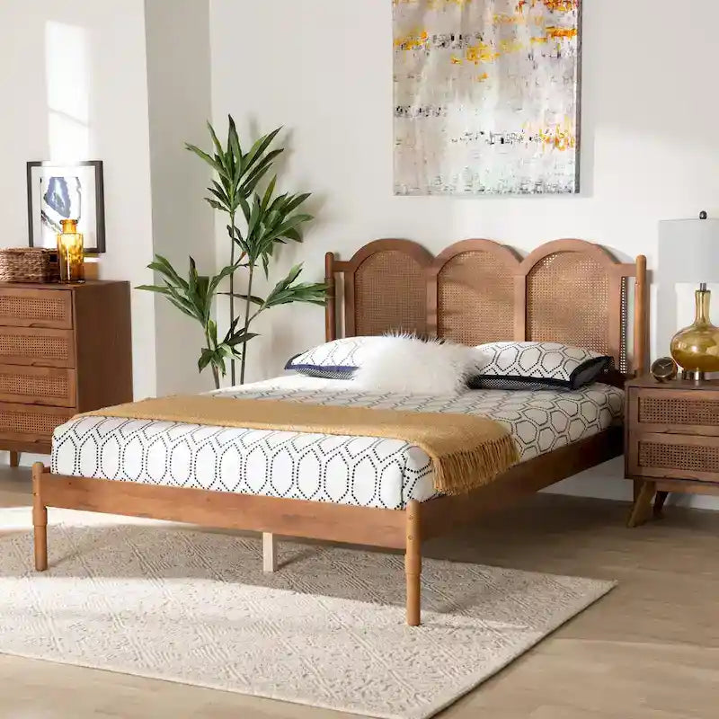 Lit plateforme Queen Size Thatcher en bois marron noyer de style moderne du milieu du siècle avec rotin tressé