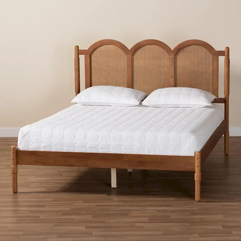 Lit plateforme Queen Size Thatcher en bois marron noyer de style moderne du milieu du siècle avec rotin tressé