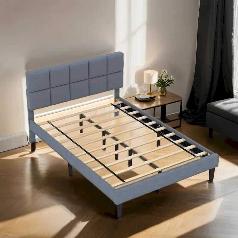 Letto a piattaforma in stile rustico con testiera in legno