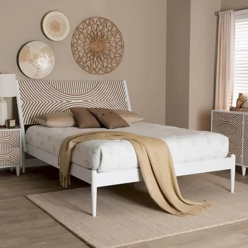 Lit plateforme Louetta Coastal blanc queen size avec tête de lit contrastante sculptée