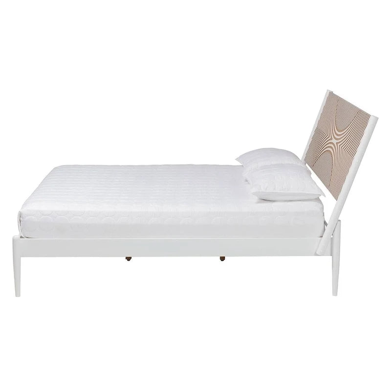Lit plateforme Louetta Coastal blanc queen size avec tête de lit contrastante sculptée