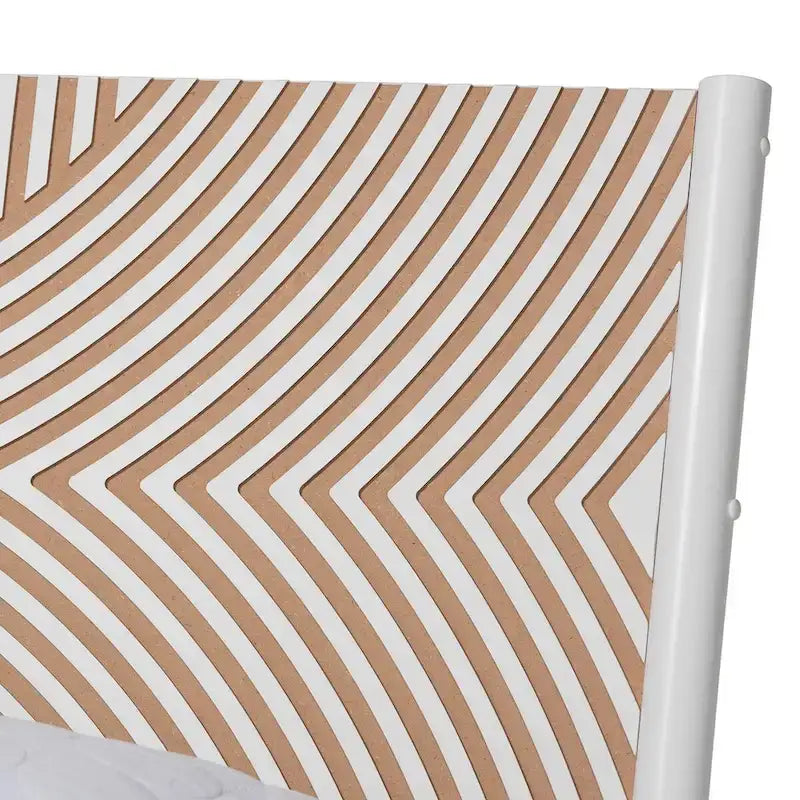 Lit plateforme Louetta Coastal blanc queen size avec tête de lit contrastante sculptée