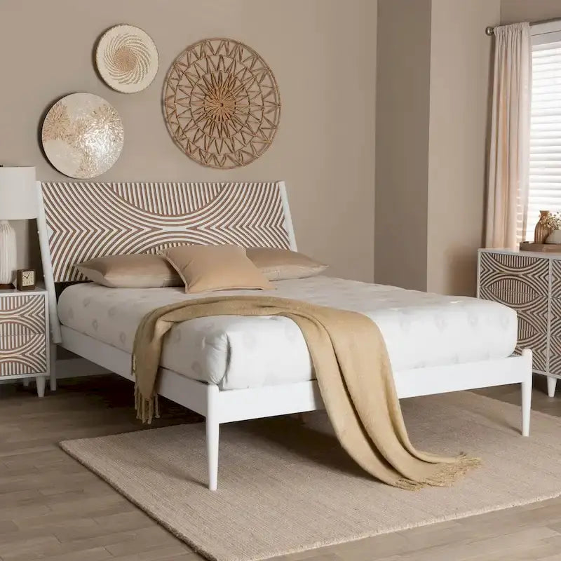 Lit plateforme Louetta Coastal blanc queen size avec tête de lit contrastante sculptée