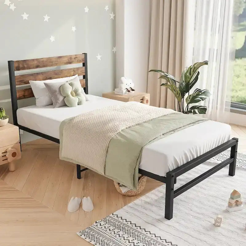 Struttura letto a piattaforma con testiera in legno rustico vintage
