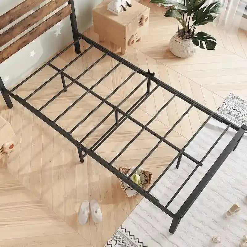 Struttura letto a piattaforma con testiera in legno rustico vintage