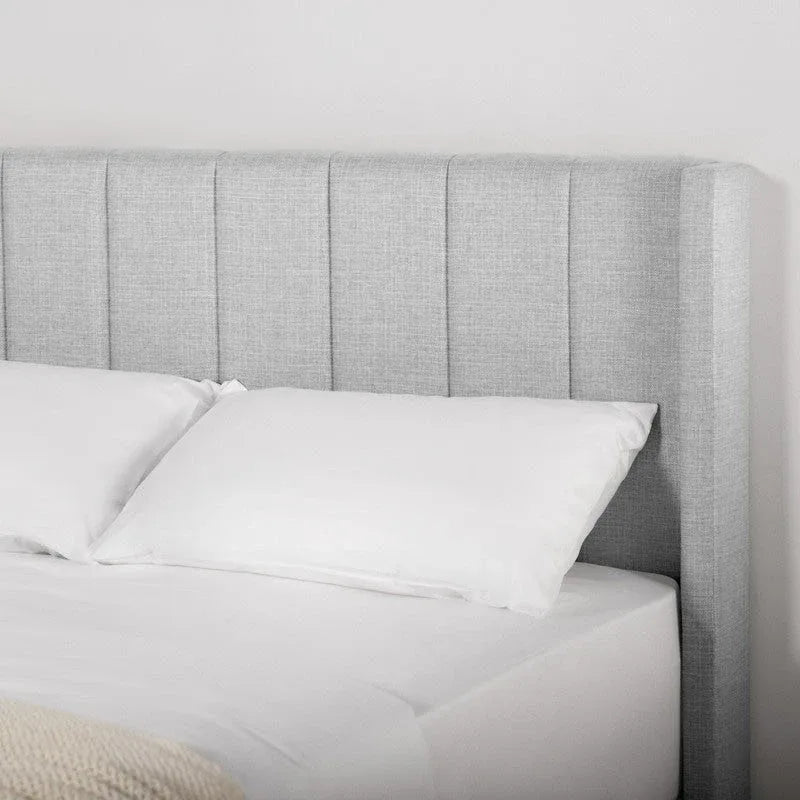 Letto matrimoniale Eleanor imbottito con testiera a righe verticali
