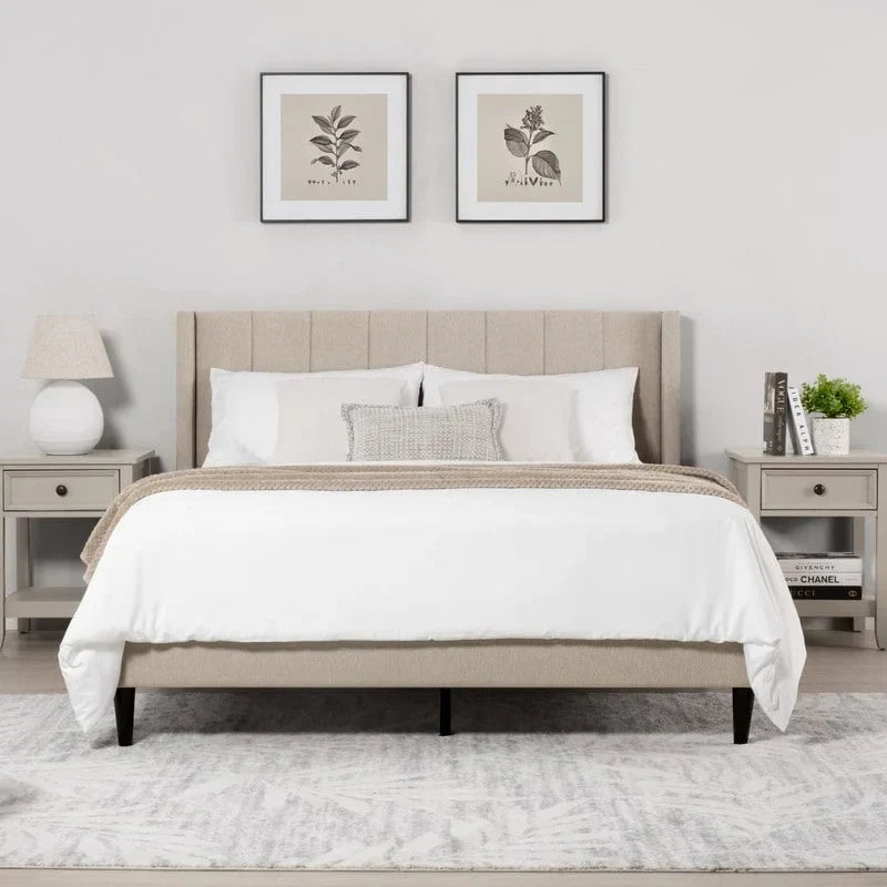 Letto matrimoniale Eleanor imbottito con testiera a righe verticali