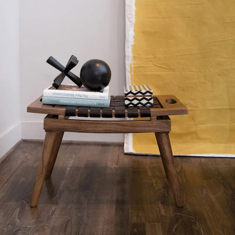 Tabouret en bois de manguier avec assise en cuir tressé